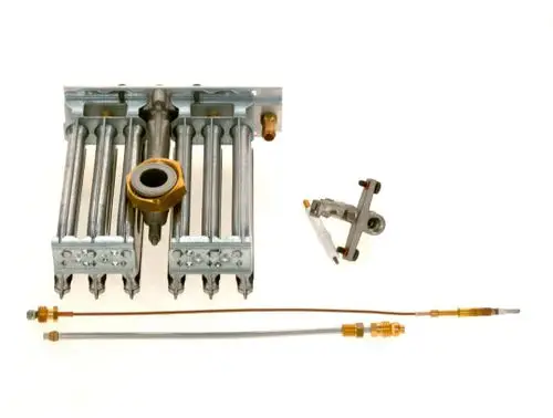 BOSCH Brenner mit mehreren Metallrohren und Anschlussstücken, einschließlich einer Verbindung für Zuleitungen und Sensorteilen. Komponenten zur Wärmeübertragung sichtbar.
